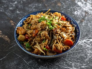 24. Makaron z kurczakiem i warzywami