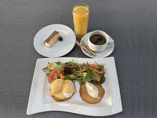 ДЕРУНИ З ЛОСОСЕМ ГРАВЛАКС ТА ЯЙЦЯМИ ПАШОТ ЗІ СИРНИМ СОУСОМ