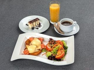 ДЕРУНИ З ЛОСОСЕМ ГРАВЛАКС ТА ЯЙЦЯМИ ПАШОТ ЗІ СИРНИМ СОУСОМ