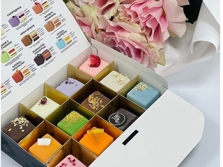 Асорті 12 кубів + букет квітів 💕