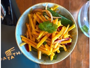 Sałatka z mango, cebula czerwona, kolendra i chili