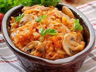 Тушкована капуста з грибами