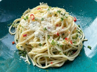 Spaghetti aglio oglio e peperoncino,parmezán