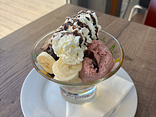Zmrzlinový pohár s ovocem 🍨