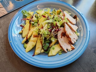 120g Restované kuřecí prso s variací listových salátů s avokádem, čerstvým mangem se zálivkou z koriandru, limetek, zázvoru a fíkového balsamica