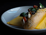 Caprese bageta, mozzarella, rajče, bazalka, bylinkové máslo, olivy