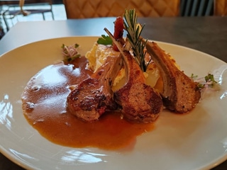 180g Irské jehněčí kotletky s jemnou omáčkou z čerstvého rozmarýnu, restovanou baby karotkou a květákem podávané s batátovým pyré