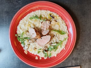 150g Krémové italské rizoto s restovanou vepřovou panenkou, houbami, rukolou, sušenými rajčaty a máslem