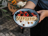 Granola s řeckým jogurtem, čerstvé ovoce, ořechy, med