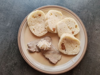 Denní menu 1 - Polévka + Hlavní chod / Hovězí vývar + Křenová omáčka s hovězím masem a houskovým knedlíkem