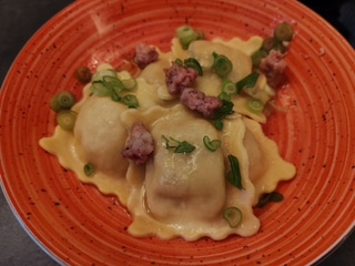 Grantortelli (ravioli) plněné italským špekem podávané s jarní cibulkou a lehkou máslovou omáčkou