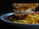 Ranní sandwich, kuřecí prsa, sázené vejce, slanina, rajčata, majonéza, hranolky
