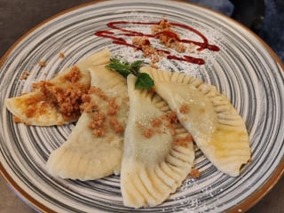 Domácí taštičky plněné povidly s máslem a švestkovou omáčkou