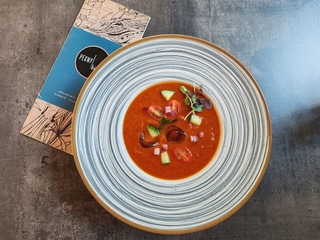 VYCHLAZENÁ ŠPAŇELSKÁ POLÉVKA „GAZPACHO“ Z ČERSTVÝCH RAJČAT, ČERVENÉ A ZELENÉ PAPRIKY, ČESNEKU A OLIVOVÉHO OLEJE