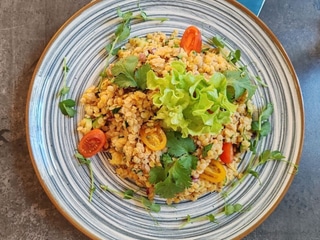 Denní menu 2 - Polévka + Hlavní chod / Hovězí vývar + Salát z červené čočky s rajčaty, cibulkou a restovanou cuketou