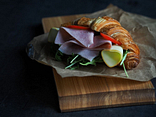 Croissant  - žervé, šunka a sýr, salát, rajče