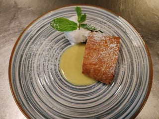 DOMÁCÍ HRUŠKOVÝ ZÁVIN S VAJEČNÝM LIKÉREM A SKOŘICOVOU ZMRZLINOU 