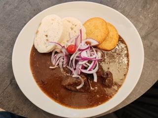 Pivovarský hovězí guláš sypaný červenou cibulkou, bramborové placky