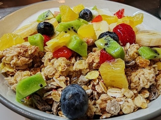 Granola s řeckým jogurtem, čerstvé ovoce, ořechy, med