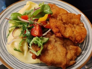 180g Na přepuštěném másle smažené telecí řízečky s jemnou bramborovou kaší