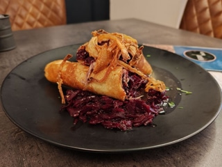 150g Domácí bramborová lokše plněná husím a kachním masem, červeným zelím a restovanou cibulkou