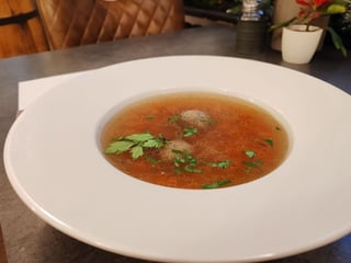 Silný hovězí vývar s játrovými knedlíčky