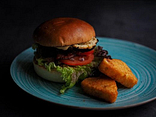 Snídaňový burger - vaječná omeleta, slanina, cheddar, rajče, salát, červená cibulka, hořčičná majonéza a hash brown