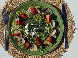 Салат з молодої капусти, редису, полуниці з грецьким йогуртом