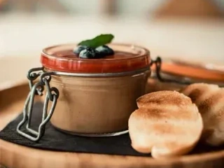 Паштет з курячої печінки, під ягідним кюлі та хрумким багетом