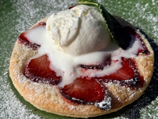 Тарт з полуницею та морозивом