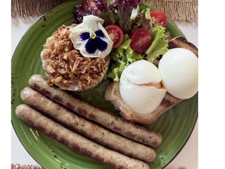 Фірмовий cніданок з ковбасками