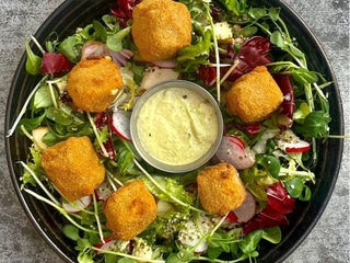 ZELENINOVÝ SALÁT SE SMAŽENOU NIVOU