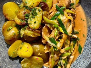 Vepřové nudličky Dijon, opečené brambory