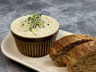 Форшмак з оселедця з житнім хлібом