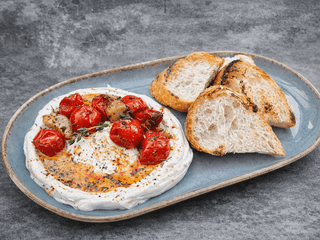 Крем-фета з прянощами і запеченими томатами чері