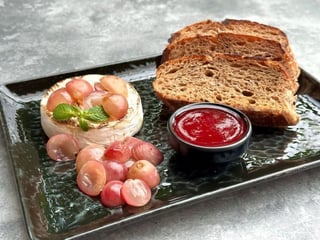 Фермерський камамбер на грилі з соусом із журавлини та хлібцями