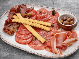 Тарілка м'ясних делікатесів