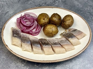 Оселедець з запеченою картоплею та маринованою цибулькою