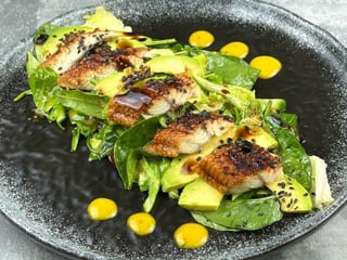 Салат з вугром унагі, авокадо та кисло-солодким соусом