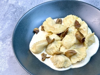 З безглютенового борошна з м'ясом кролика, вершковим соусом та білими грибами