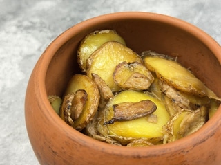 Картопля смажена з білими грибами та цибулькою, в горщику☘️