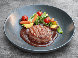 Вирізка з телятини у беконі