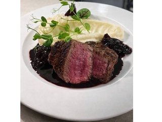 Soczyste file minion na winnym sosie 		    