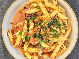 Penne z tuńczykiem i sosem pomidorowym