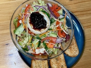 Zeleninový salát s grilovaným hermelínem