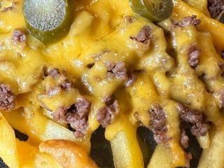Hranolky s cheddarem a jalapeño