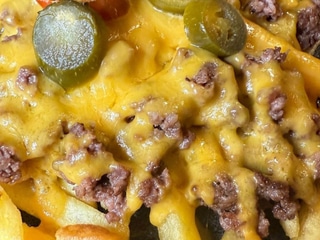 Hranolky s cheddarem a jalapeño