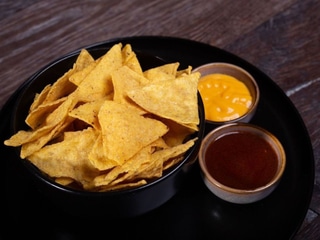 Nachos se salsou a cheddarem