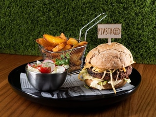 Vegan Burger v tmavé bulce s vegan cheddarem