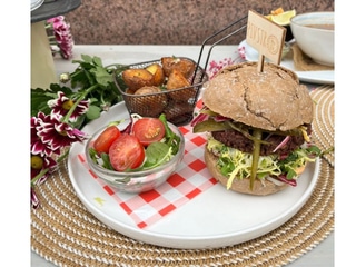 Vegan Burger v tmavé bulce
